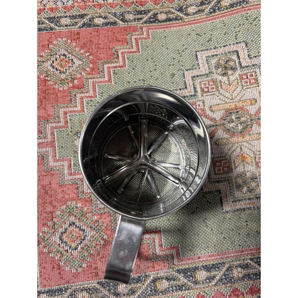 Stainless Steel Flour Sifter Manual Squeeze Handle Fine Mesh Baking Tool Silver
